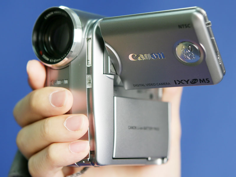 キヤノン、430万画素原色CCD搭載の「IXY DV M5」