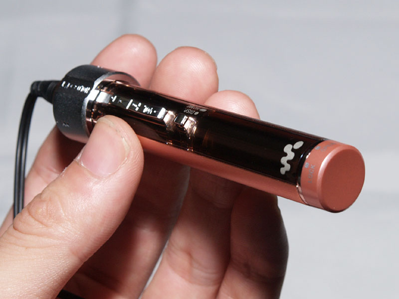 ソニー、スポーツ仕様のスティック型ウォークマン