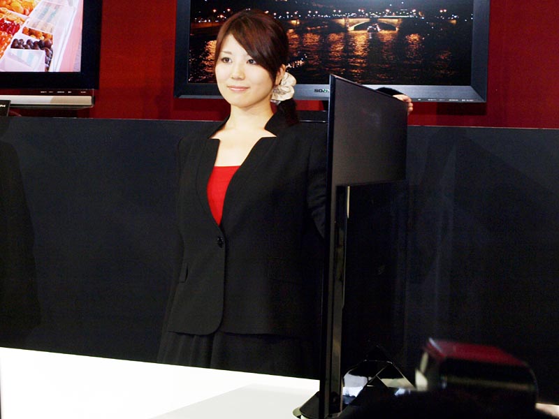 ソニー、最薄部9.9mmの世界最薄液晶TV「BRAVIA ZX1」