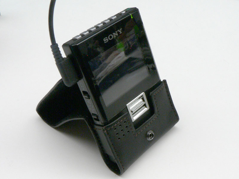 ソニー、AM/FM内蔵の“名刺ラジオ”型ワンセグTV