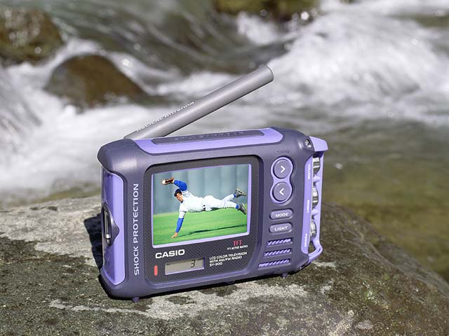 カシオ、防水/耐衝撃性能を備えた3V型携帯液晶テレビ