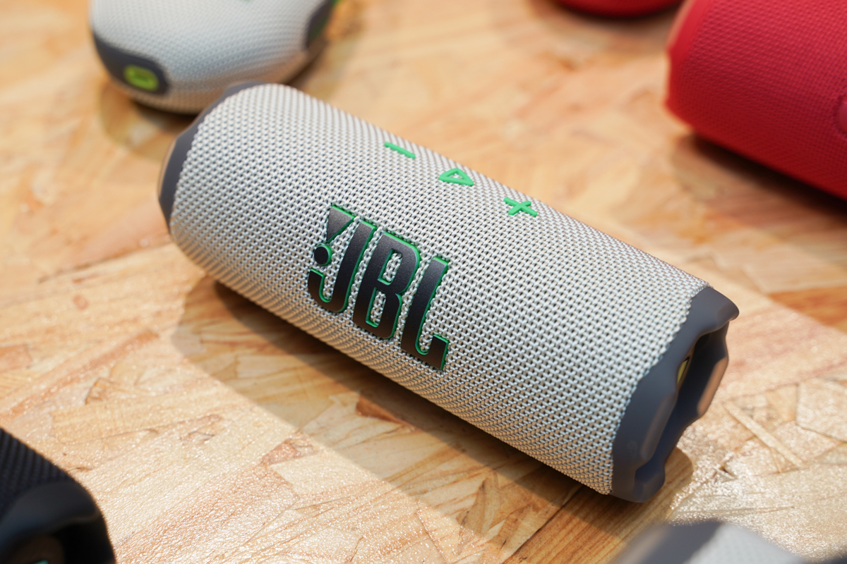 JBLを代表するBTスピーカー進化「Flip 7」。AIで音質向上、USB-Cで