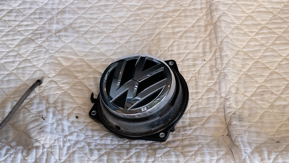 ゴルフ7ヴァリアント：VW純正エンブレムバックカメラ取付（静岡県