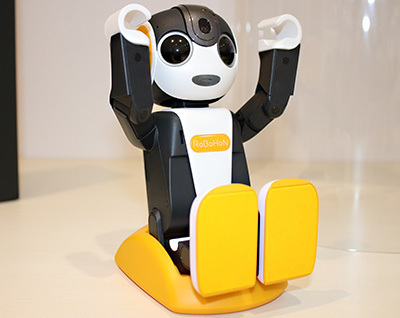 電気代が発生していない時はバンザイする「RoBoHoN lite」HEMSモデル