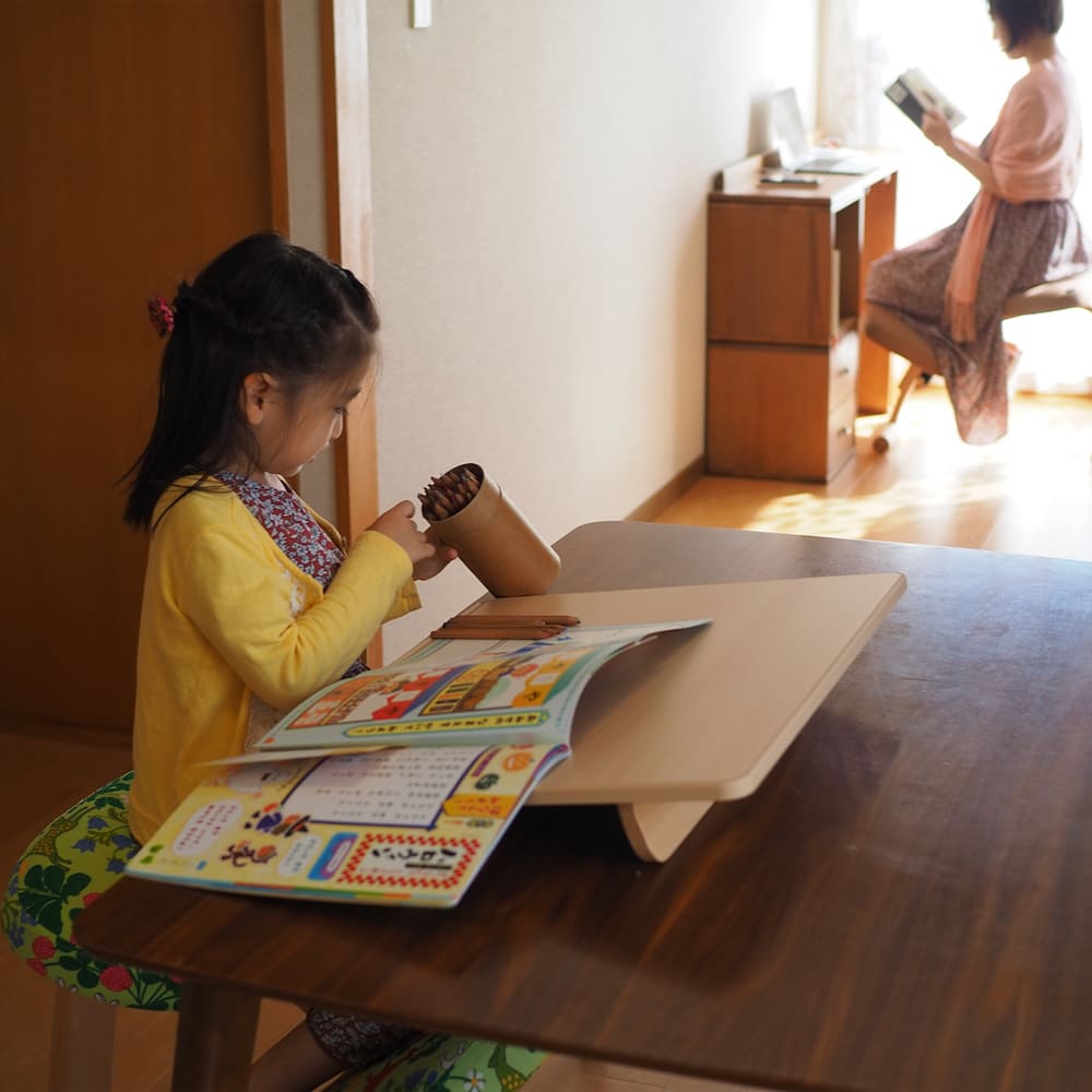 イージー ライティング ボードのある暮らし – バランスチェアのbalans