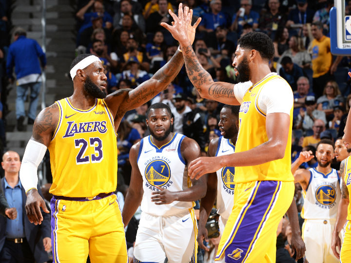 古巣対戦を控えるアンソニー・デイビスのサポートをレブロン