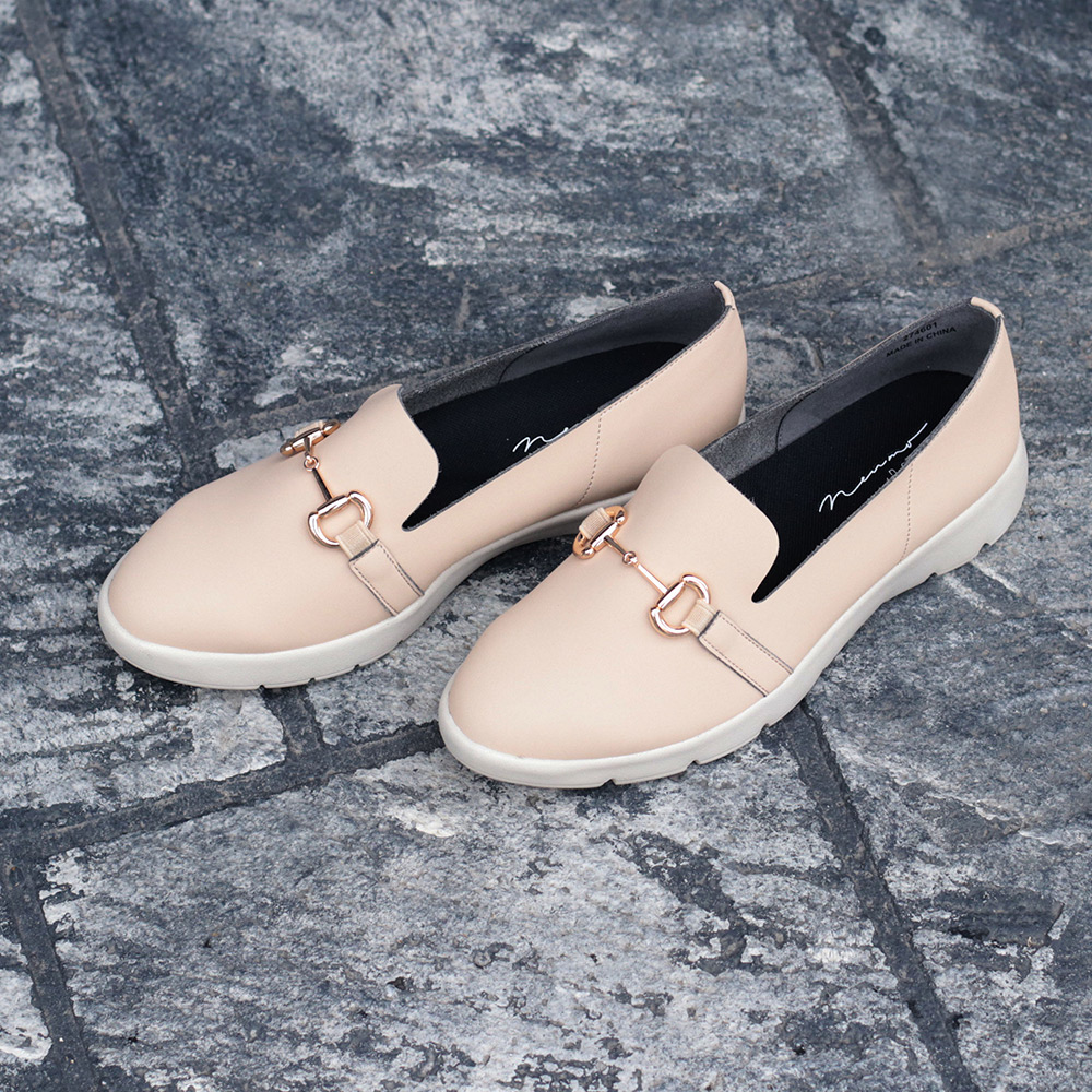 足の悩みから解放する靴 外反拇指やむくんだ足にも優しくフィット