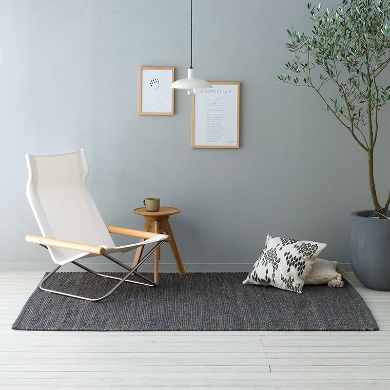 グレーの天然素材ウールラグ / リバーシブルの薄手ウール絨毯