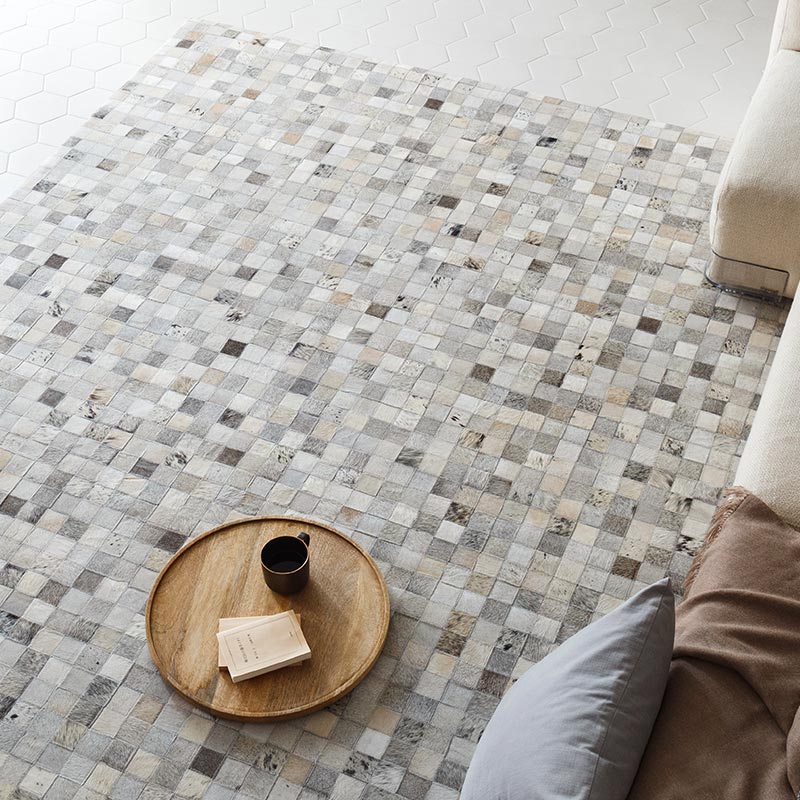 上質カウレザー] パッチワークのカウハイドラグ グレー / UC672 | ボー