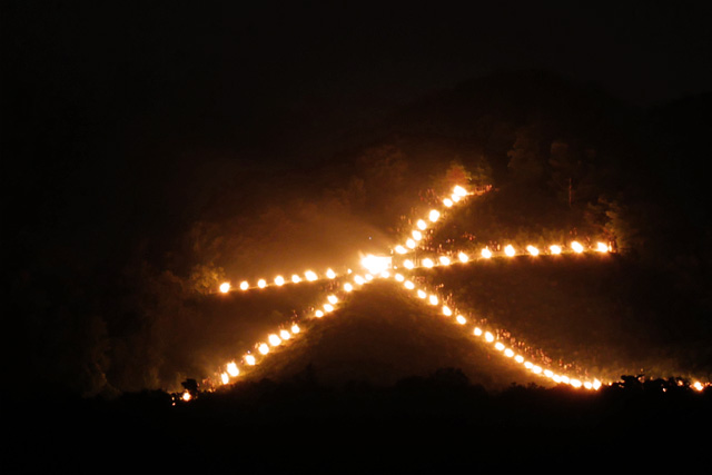 大文字の送り火を見ました（吉田山から） - 京都五山送り火（大文字