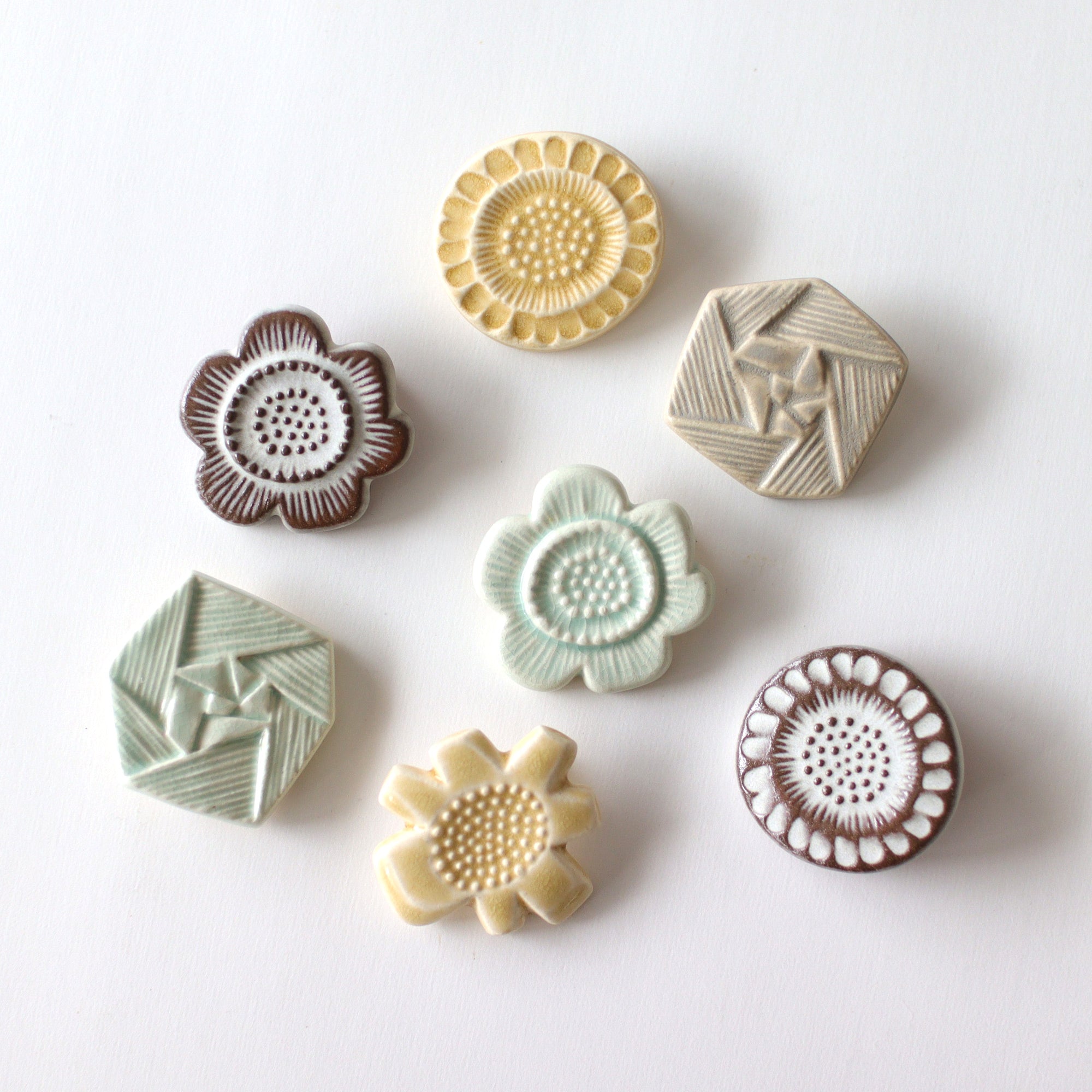 FLOWER TILE BROOCH – BIRDS' WORDS