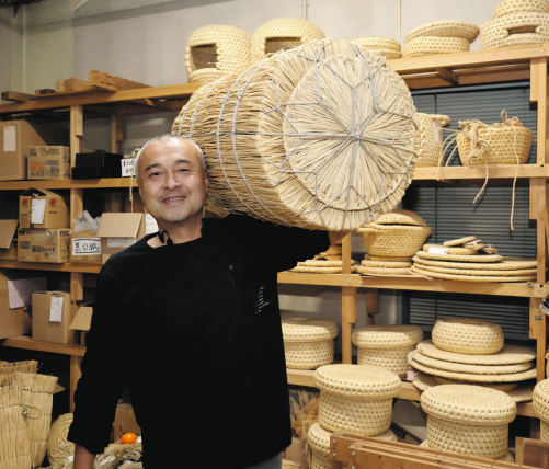 わら細工 新年へ作業最盛期 長野・飯島町 土俵出荷終え、門松、しめ縄