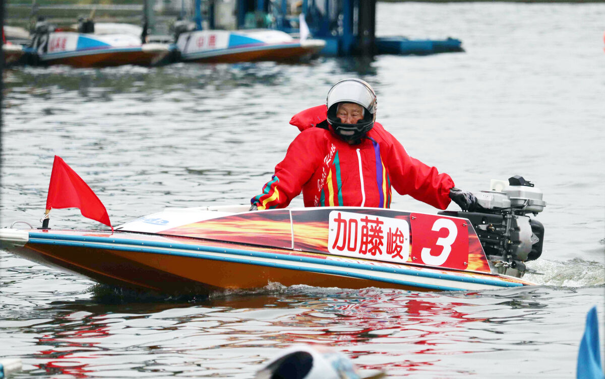 81歳の加藤峻二さんが5年ぶり雄姿 戸田新ボートデザインお披露目