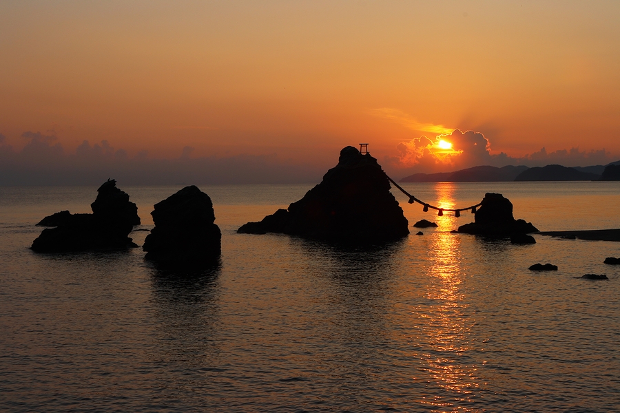 伊勢の二見興玉神社で夫婦岩と朝日の神々しきコラボレーションを拝む