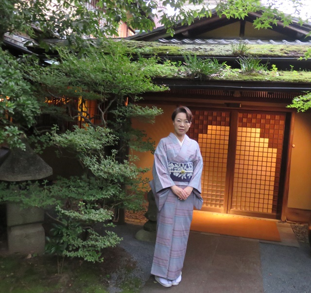 よねざわ新田 真綿手引き紬「虹彩」の色香～よろけ縞コーデ | 京都