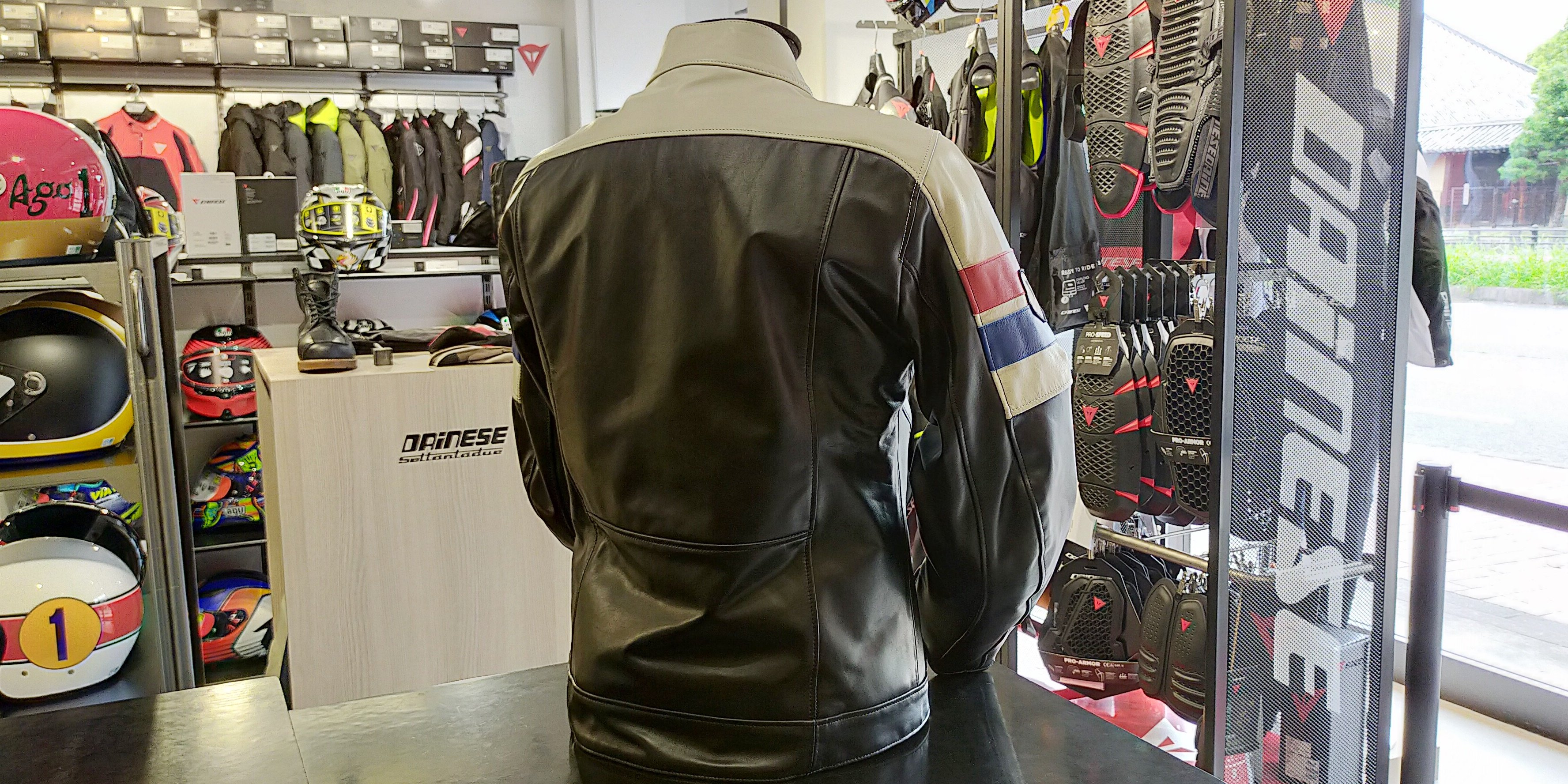 クラッシックなスタイル【8-TRACK LEATHER JACKET】