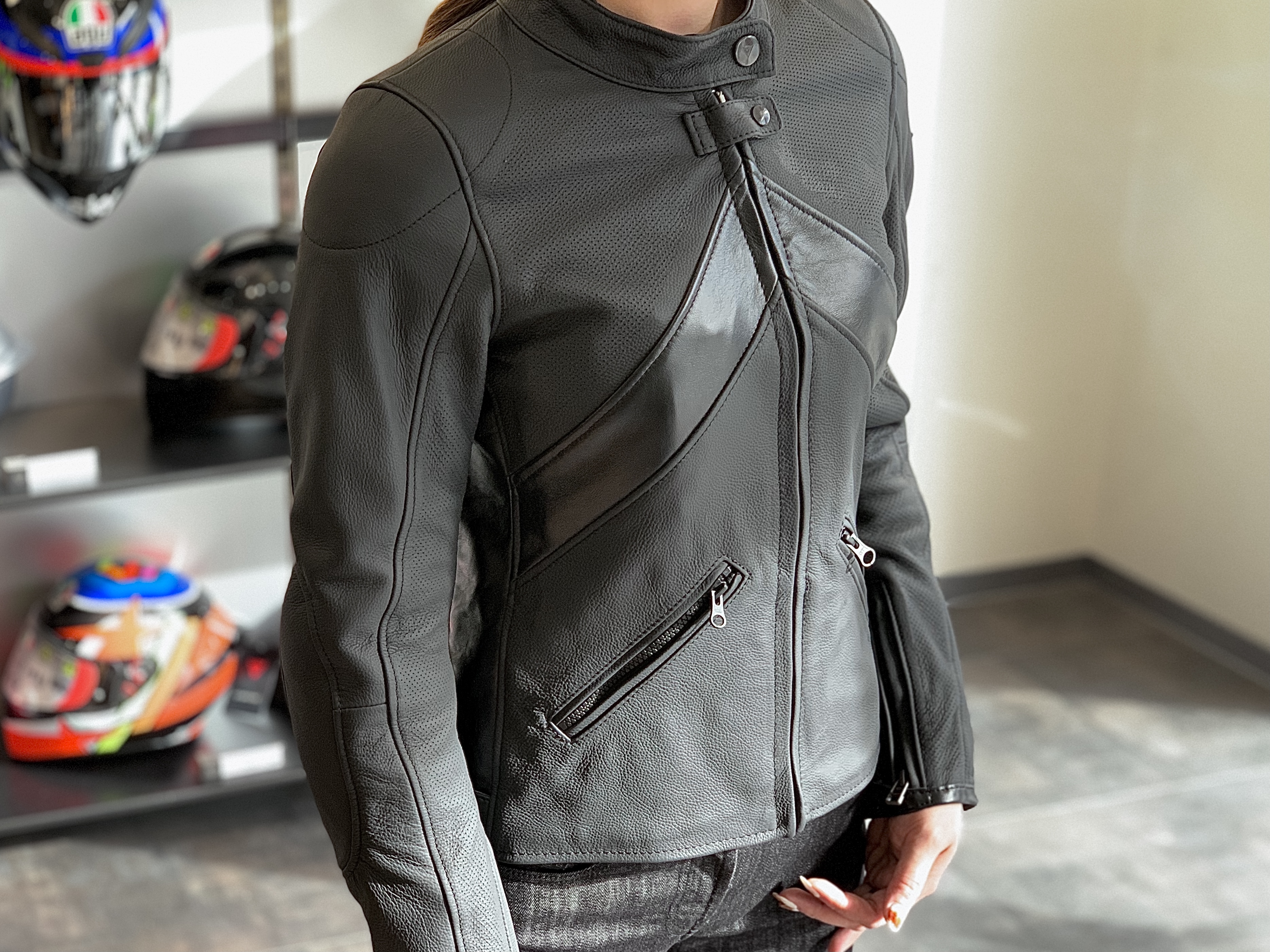 女性ライダーにおすすめのカジュアルレザーコーデとサイズ感のご紹介