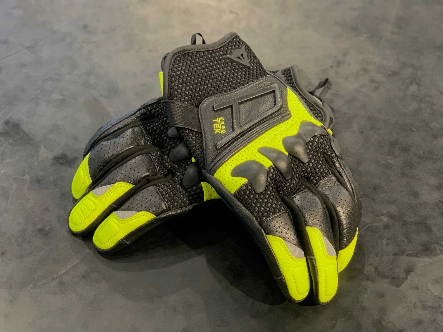 モデルチェンジして快適性が向上した新作グローブ【X-RIDE 2】