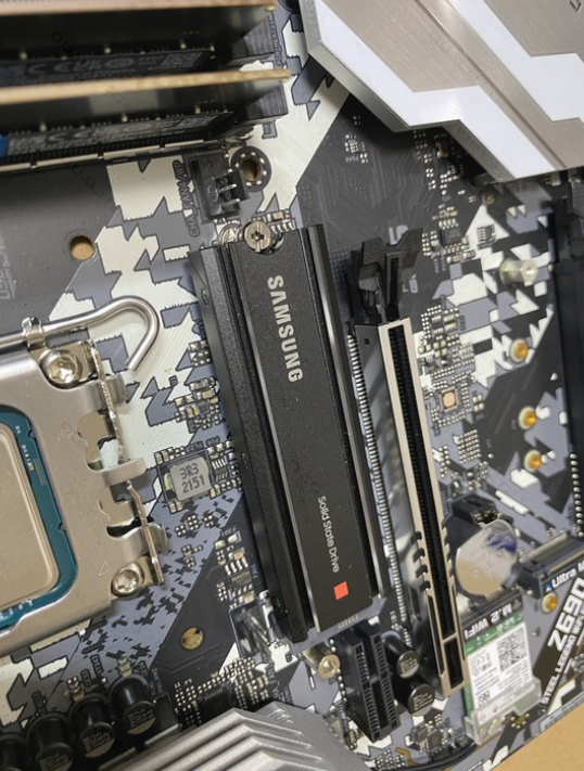 株)Qualiteg - [自作日記10] マザーボードにCPU、メモリ、SSDを装着する