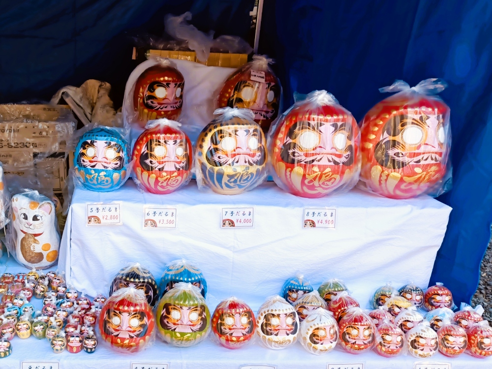だるまで開運間違いなし！野菜市も楽しい鶴ヶ峰「白根不動尊 だるま市