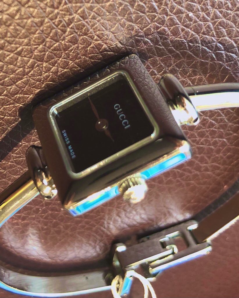 GUCCI】クラシカルな大人スタイル、優雅なデザインのバングルウォッチ