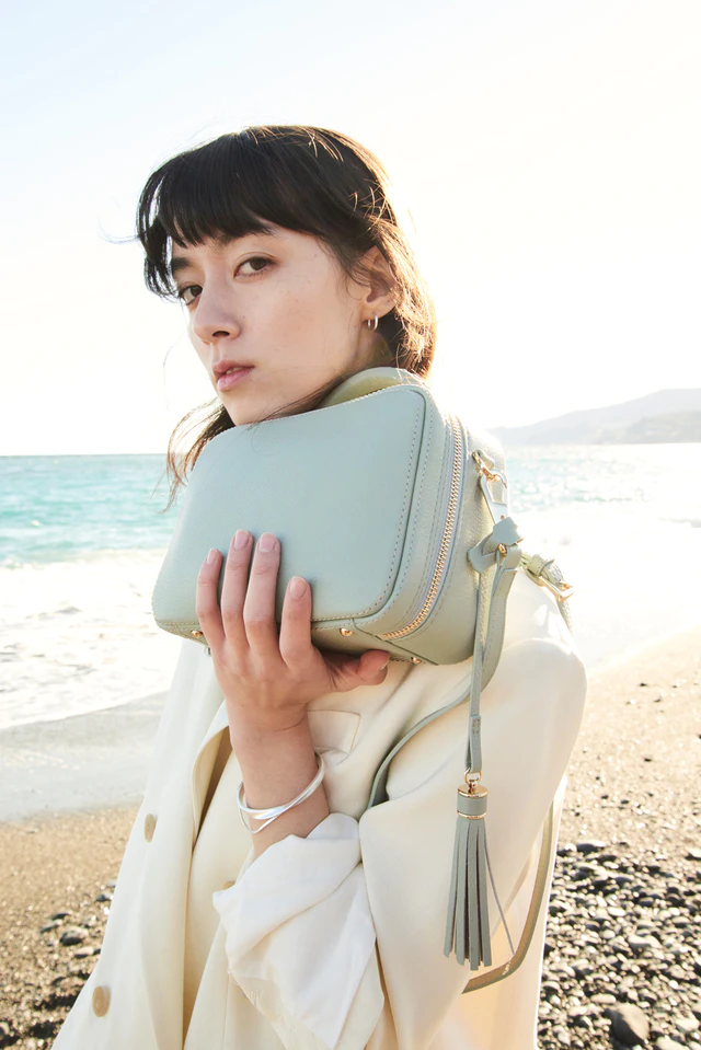 土屋鞄 ロングセラー「クラルテ」を刷新、新色「サンド」と限定色