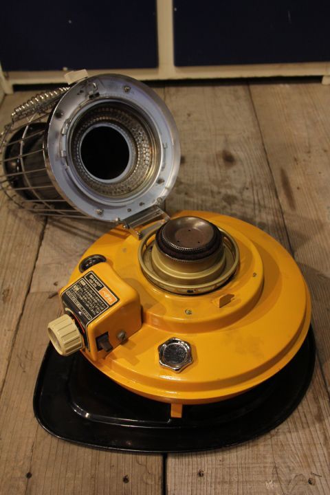シャープ石油ストーブ，HSR-27D ペチカ,対震自動消火装置付 1970年代