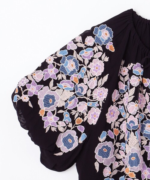 GRACE CONTINENTAL（グレースコンチネンタル）の「マルチフラワー刺繍