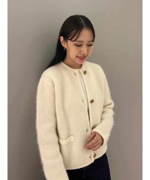 Mila Owen（ミラオーウェン）の「金釦短丈アルパカニットカーデ