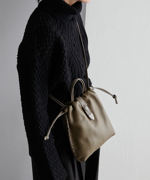 ear PAPILLONNER（イアパピヨネ）の「バックル巾着ショルダーバッグ S