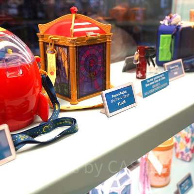 ポップコーンバケットが並ぶショーウィンドウ| キャステル | CASTEL