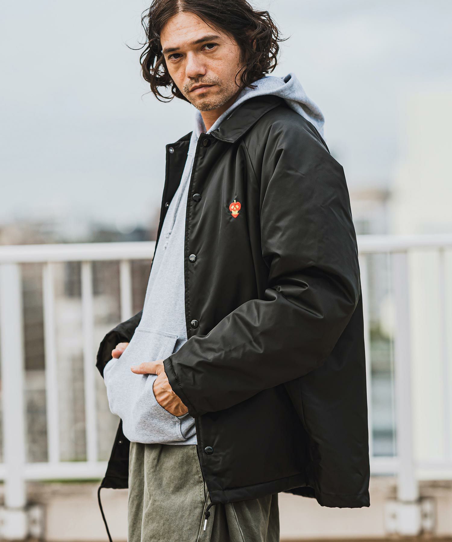 CAMBIO(カンビオ)】Skull×Appleワンポイント刺繍コーチジャケット(CASD