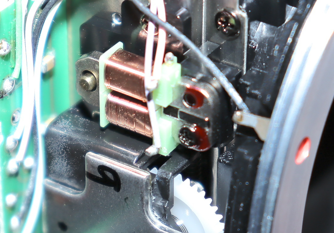 PENTAX K-S1 の黒死病（こくしびょう）の修理。私の場合は、消磁器を