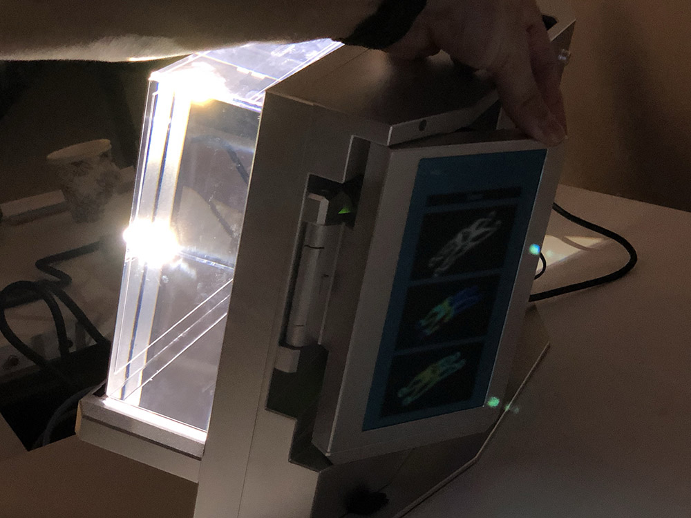 未来の立体表示が現実に！ 話題のホログラムディスプレイに