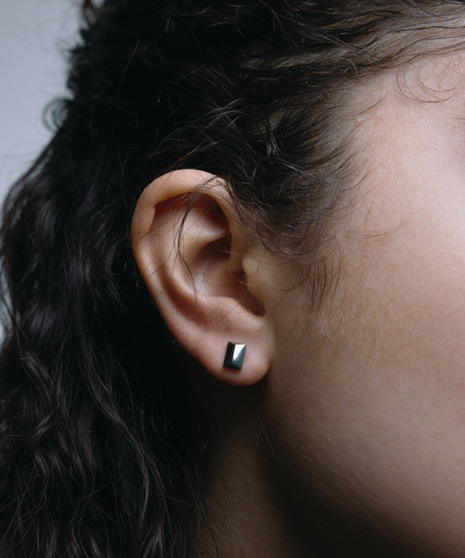 Silver] Studded earrings