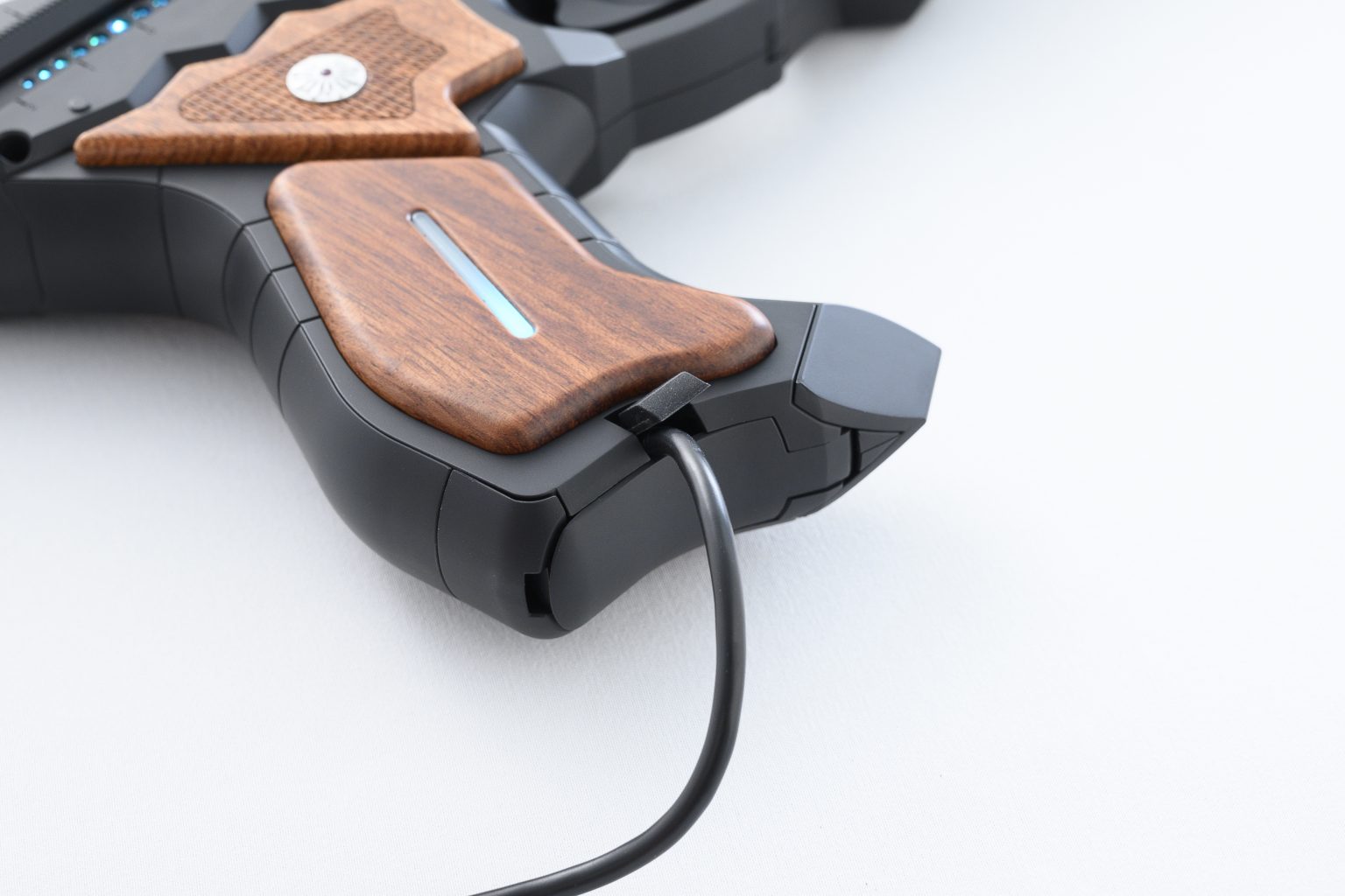 安定性や利便性向上を図った「ドミネーター」用ディスプレイスタンド新