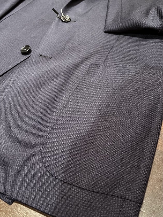 春に新調したいNAVYホップサックジャケット。〈TAGLIATORE〉と告知