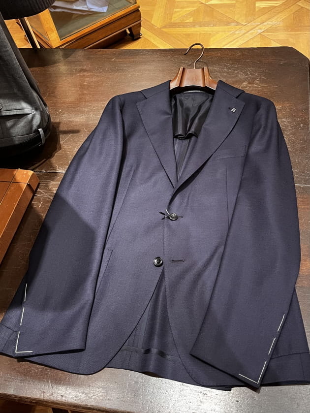 春に新調したいNAVYホップサックジャケット。〈TAGLIATORE〉と告知