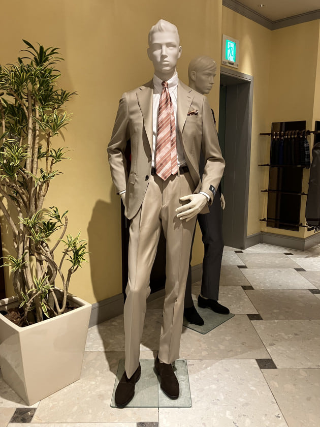 招きン』~ベージュ&グレーに合うピンク~｜ビームス ハウス メン 神戸