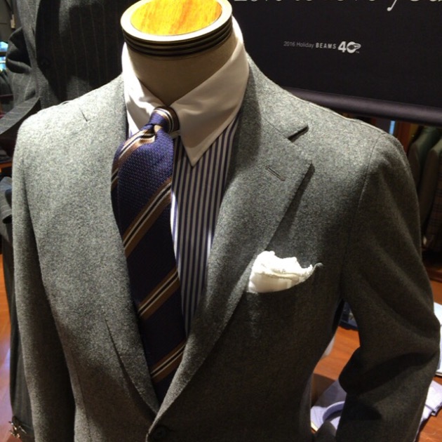 奥のスーツコーナーから、BEAMS F のスーツです。｜ビームス ハウス
