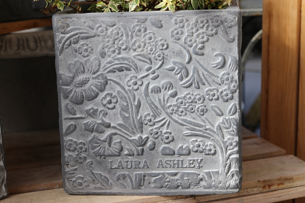 LAURA ASHLEY ローラ アシュレイ ファイバー鉢入りました♪ - GP-Yamacho