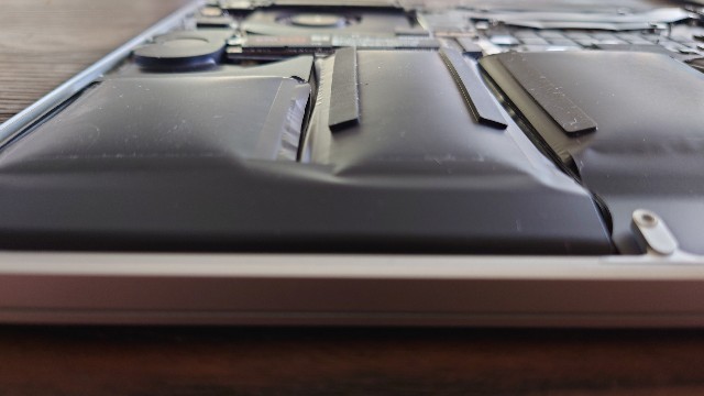 Macbook Pro 15(Late 2013)のバッテリーが膨張したのでバッテリーを