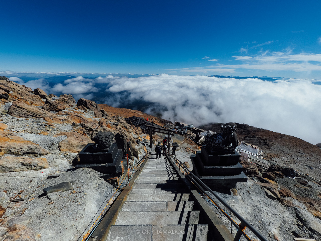 青空と紅葉：剣ヶ峰山頂までの登山道が解禁された秋の木曽 御嶽山に