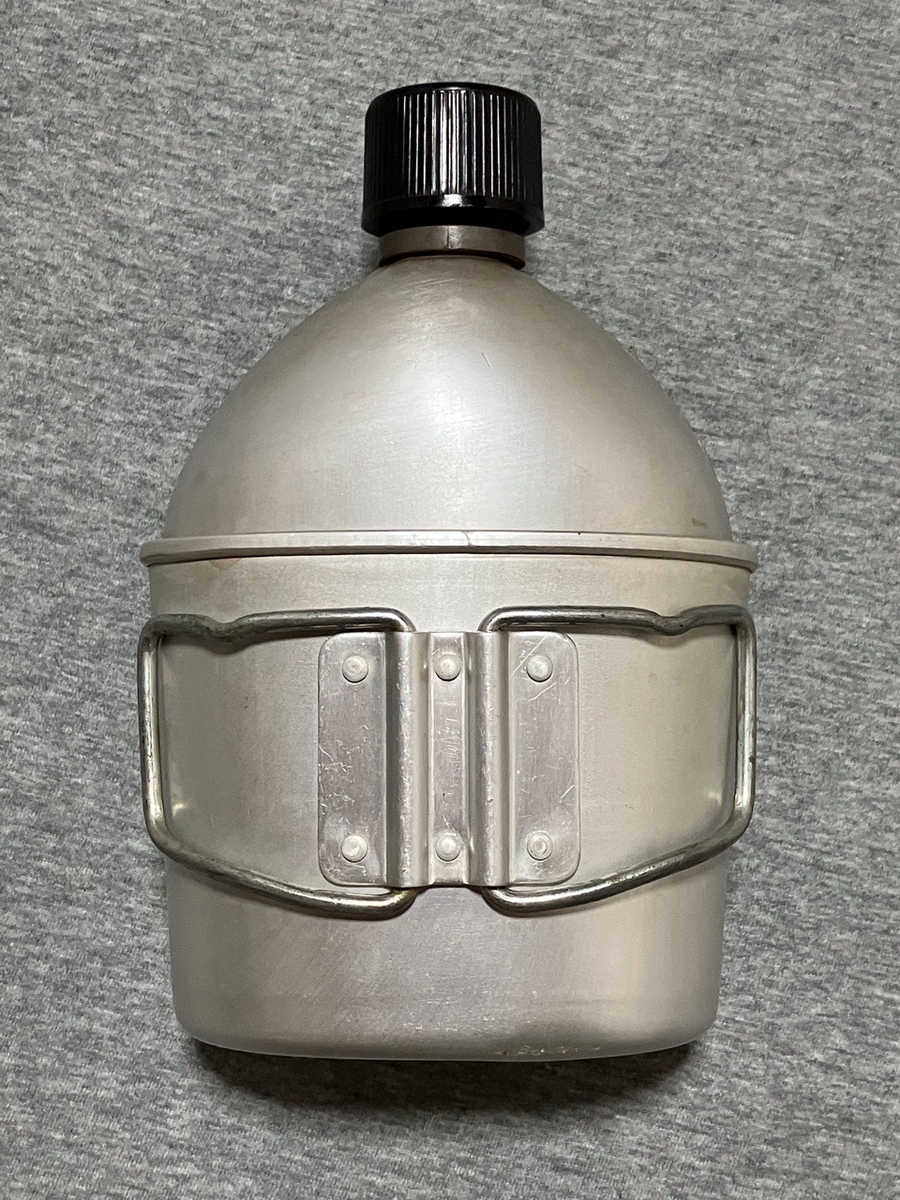 古いモデルです！【自衛隊装備品】陸上自衛隊水筒セット（水筒覆い