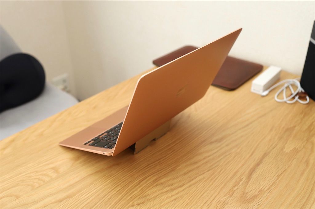極薄スタンド「Majextand」をMacBook Airに取り付けたら快適すぎて