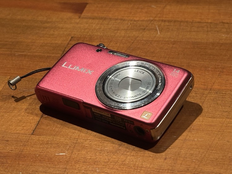 カメラ】「平成レトロ」な写真が撮れる？Panasonic DMC-FH6 を発掘