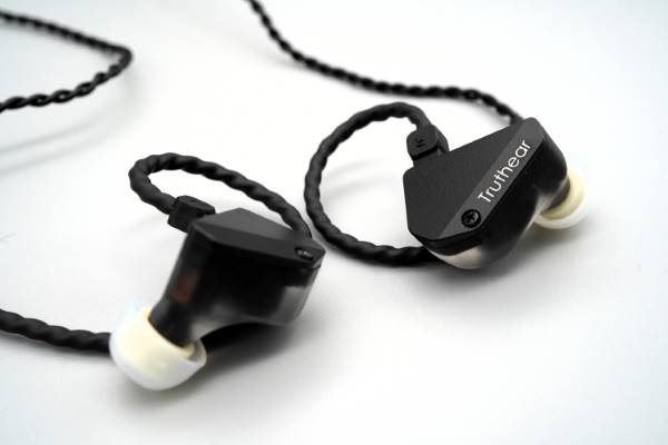 抜群の定位感は価格以上！推しの楽器が聞き取りやすい有線イヤホン