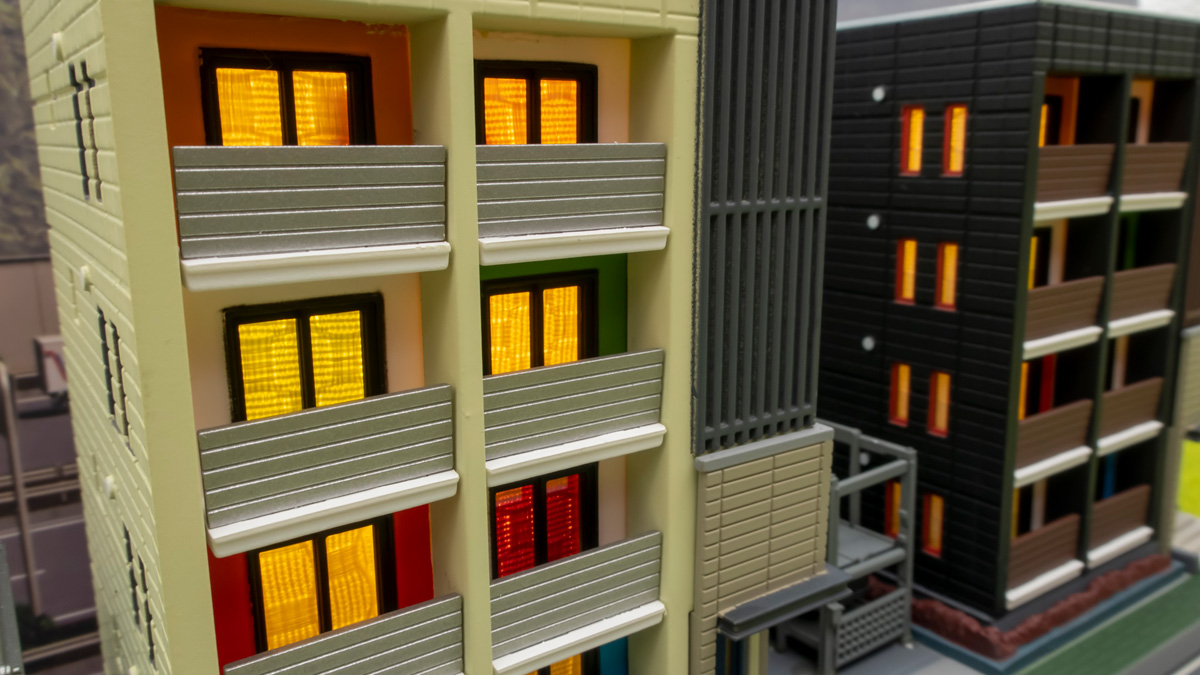 Nゲージ】ジオラマ（ストラクチャー）の建物の窓にカーテンを