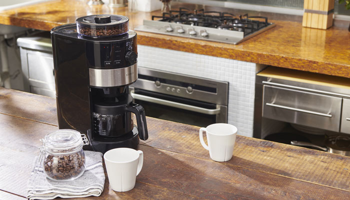 豆から全自動という朝の贅沢 Sirocaのコーンミル式コーヒーメーカーSC