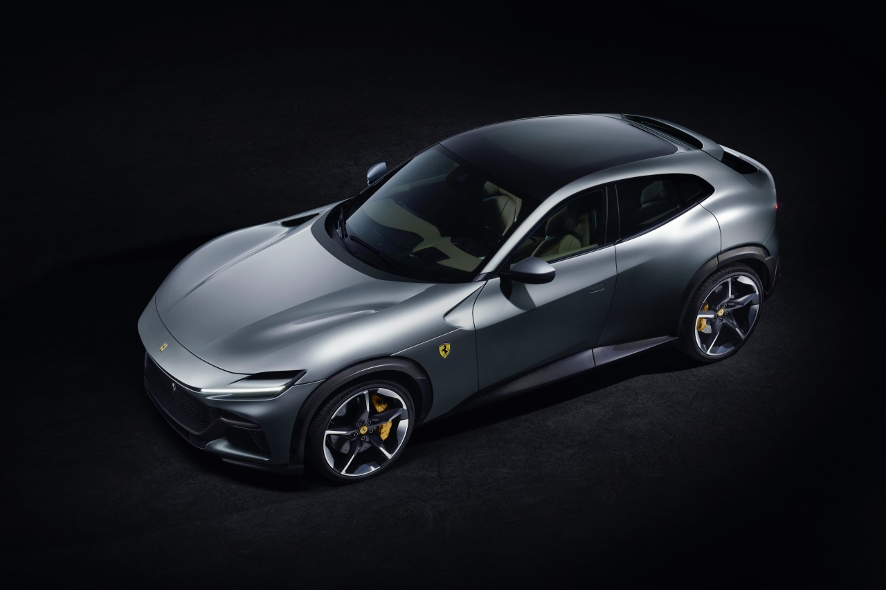 跳ね馬75年の歴史上で初の4ドア4シーターモデル、伝統のV12搭載